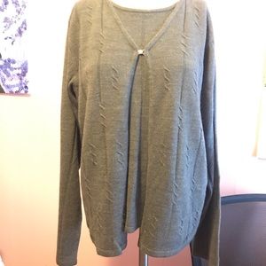 Sag Harbor cardigan w/ shell closure. Sz Medium